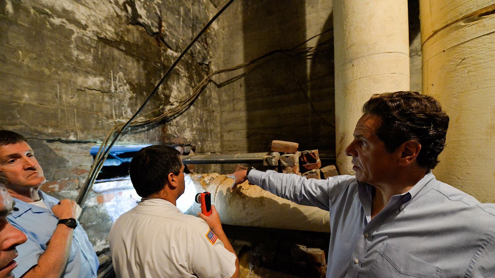 cheats/2015/06/25/cops-prison-worker-traded-tools-for-art/150625-escaped-convicts-tools-cheat_rkm8ub