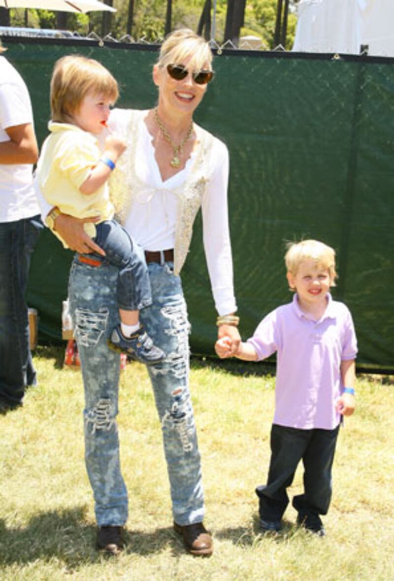 galleries/2010/04/28/single-parent-celebrity-adoptions/single-celeb-parents---stone_qropji