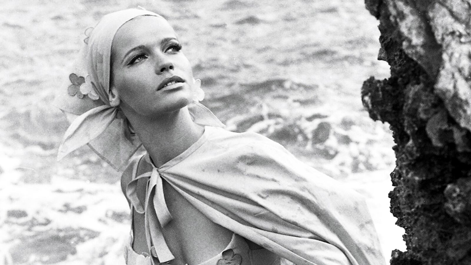 galleries/2014/02/26/unseen-photographs-of-1960s-german-supermodel-veruschka-photos/gal-model-veruschka-tease_to75xt