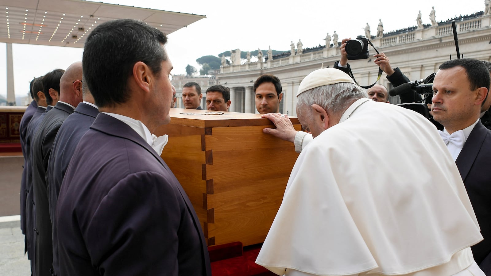 2023-01-05T114610Z_1232588223_RC28KY977GBU_RTRMADP_3_POPE-BENEDICT_e1yxos