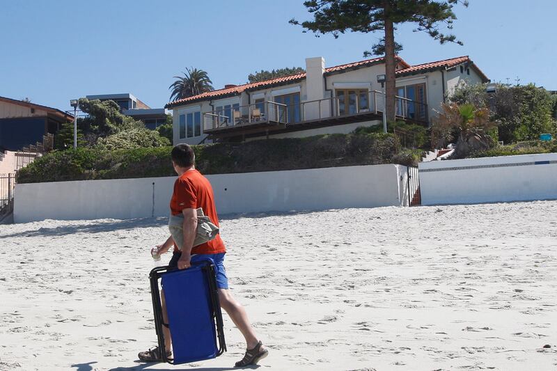 galleries/2011/08/23/politicians-million-dollar-mansions-mitt-romney-michael-bloomberg-al-gore-more-photos/romney-mansion_lrk1gi