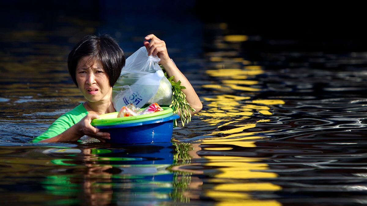 articles/2011/10/22/thailand-s-floods-could-imperil-the-ruling-party/bangkok-thailand-flooding-cheat_pcnv0y