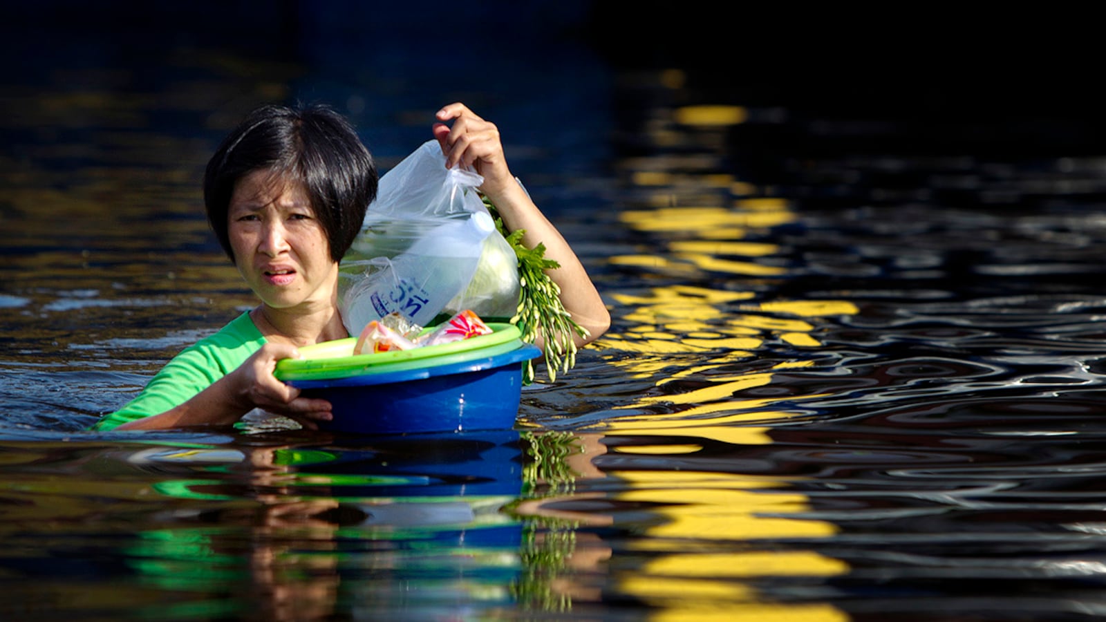 articles/2011/10/22/thailand-s-floods-could-imperil-the-ruling-party/bangkok-thailand-flooding-cheat_pcnv0y