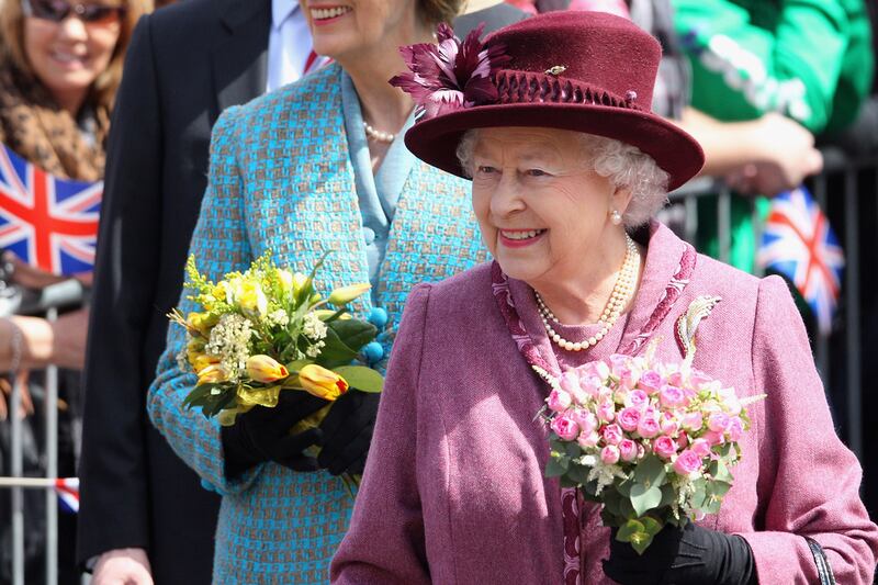 articles/2012/04/30/queen-s-windsor-walkabout/queen-windsor_czwqaw