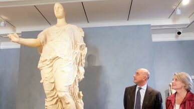 articles/2010/12/11/aphrodite-statues-last-days-at-the-getty-before-return-to-italy/nadeau-getty_146311_jhsgwu