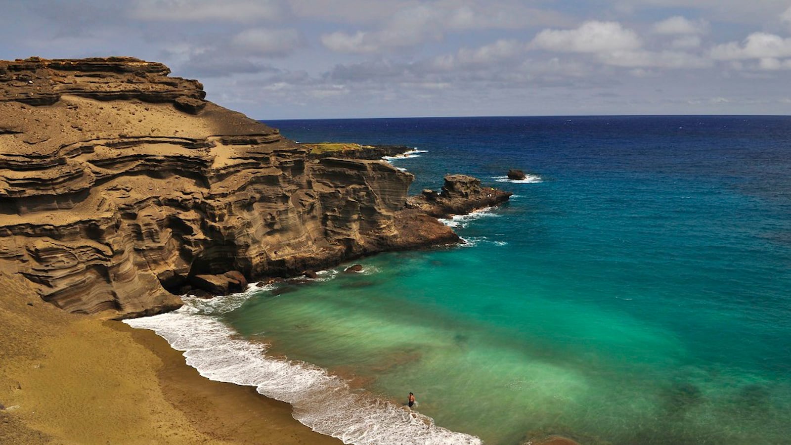 galleries/2013/06/19/five-brilliantly-colored-beaches-photos/130618-colorful-sand-beaches-green_faqrjr
