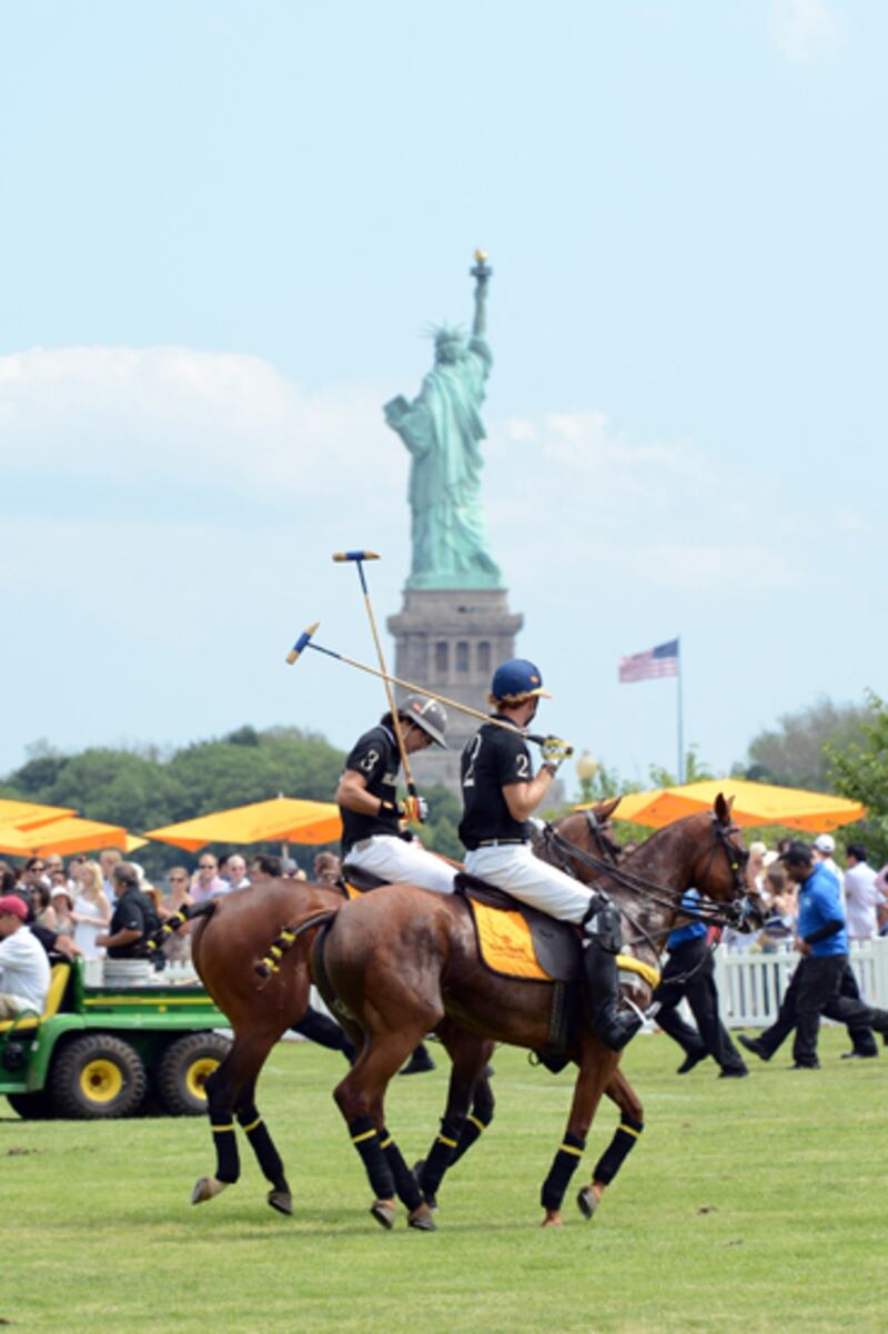 galleries/2012/06/04/minka-kelly-padma-lakshmi-and-other-celebrites-at-the-veuve-cliquot-polo-classic-photos/veuve-cliquot-polo-nyc-6_dlskhj