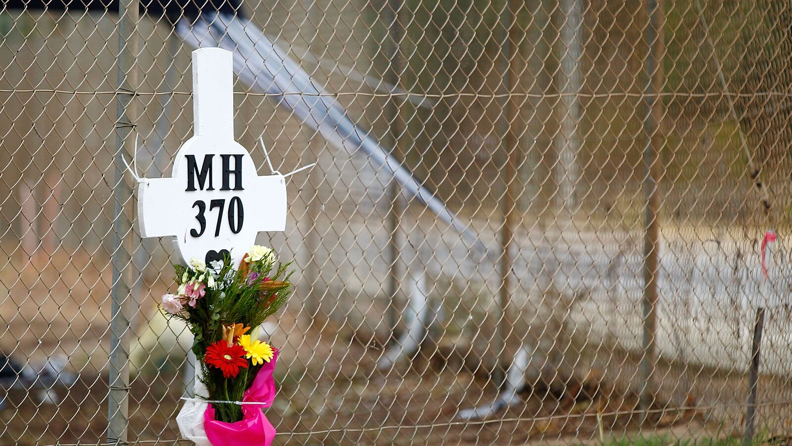 articles/2014/05/01/flight-370-was-carrying-440-pounds-of-dangerous-batteries/140430-irving-mh370-tease_nfhjaj