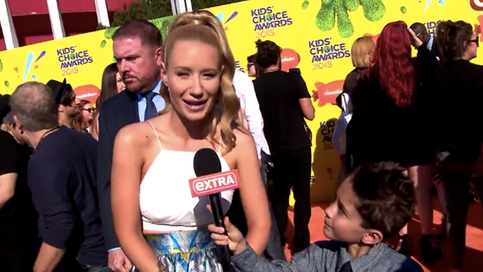 articles/2015/04/01/iggy-azalea-got-interviewed-by-a-10-year-old-about-her-boob-job-at-the-kid-s-choice-awards/150401-iggy-interview-tease_hozbu9