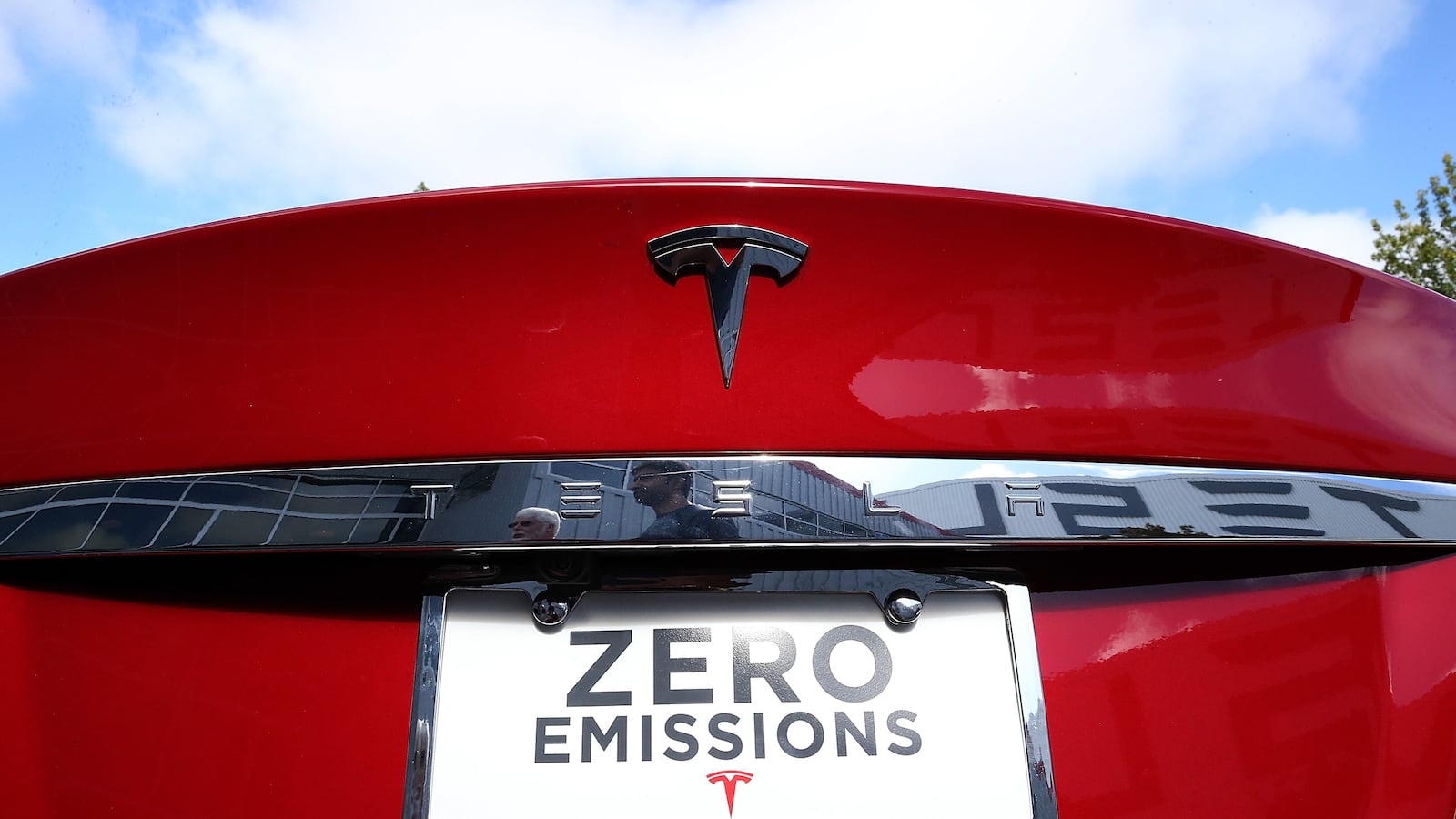 articles/2013/09/25/tesla-s-rise-forces-other-automakers-to-up-their-electric-car-game/130924-Gross-Tesla-tease_oe0mje