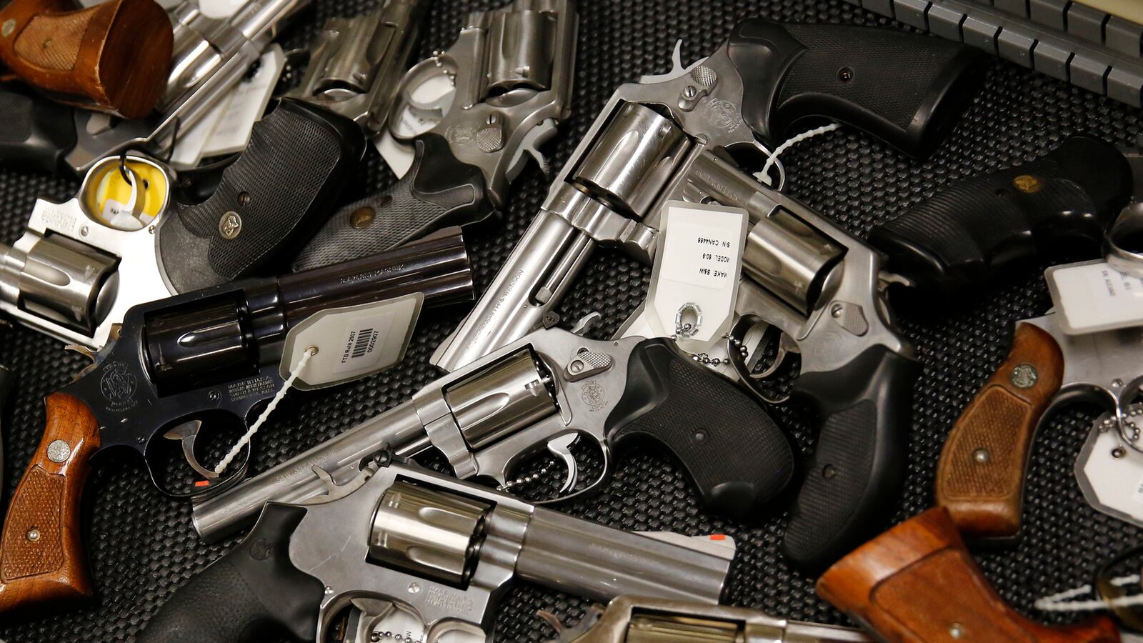 cheats/2016/01/20/record-gun-buying-jams-background-checks/160120-guns-cheat_aze3n8