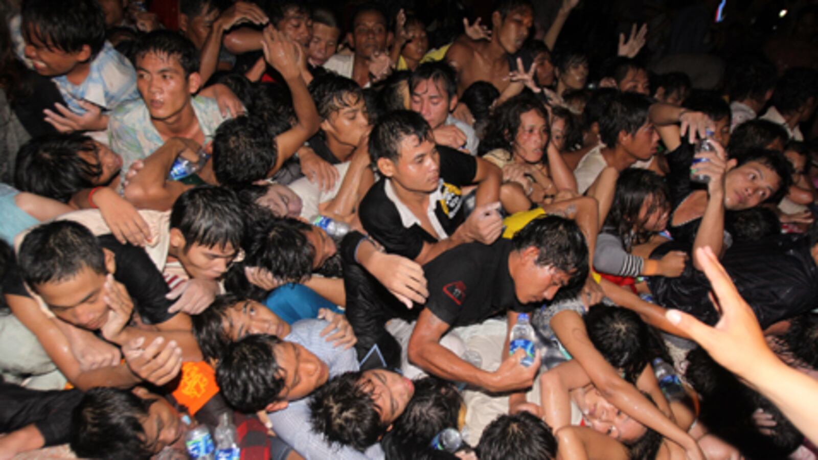 cheats/2010/11/22/hundreds-killed-in-cambodian-stampede/stampede_yfqnt6