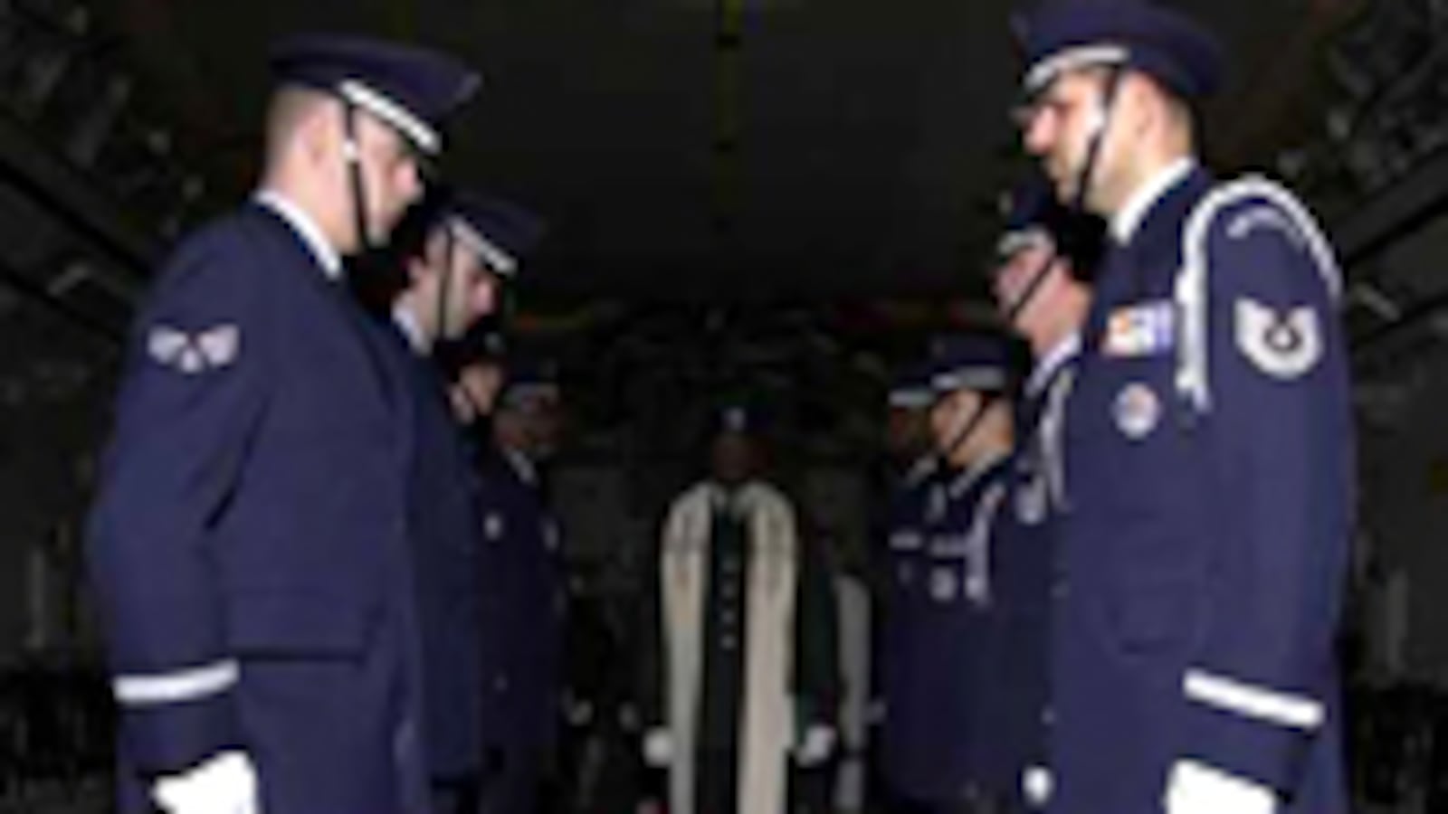 articles/2009/04/06/the-photos-bush-didnt-want-you-to-see/begleiter-coffins_21034_u9u1vw