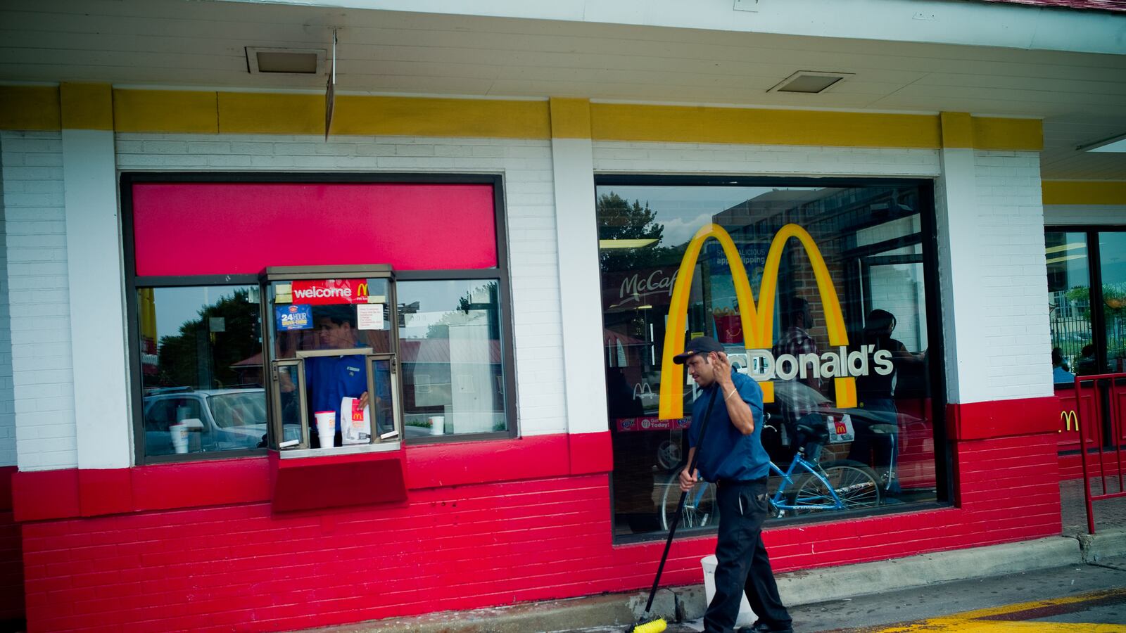 articles/2013/02/13/don-t-cheap-out-big-biz/130213-gross-min-wages-tease-embed_lzcwbm