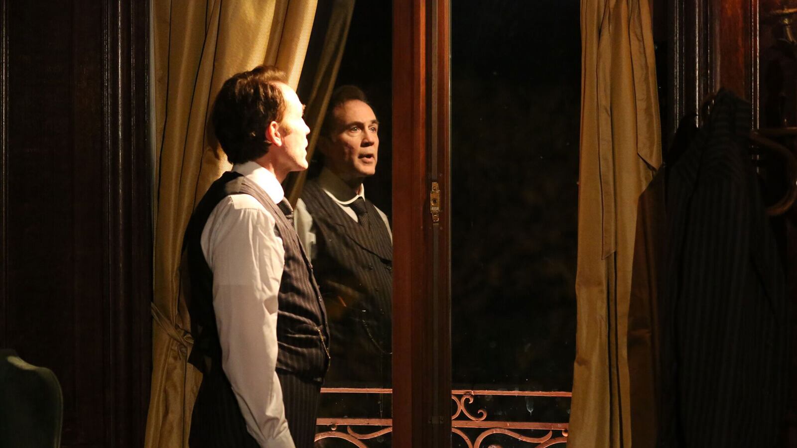 articles/2016/11/19/how-to-have-dinner-with-james-joyce/161119-james-joyce-dinner-theater-tease_bwf8mh