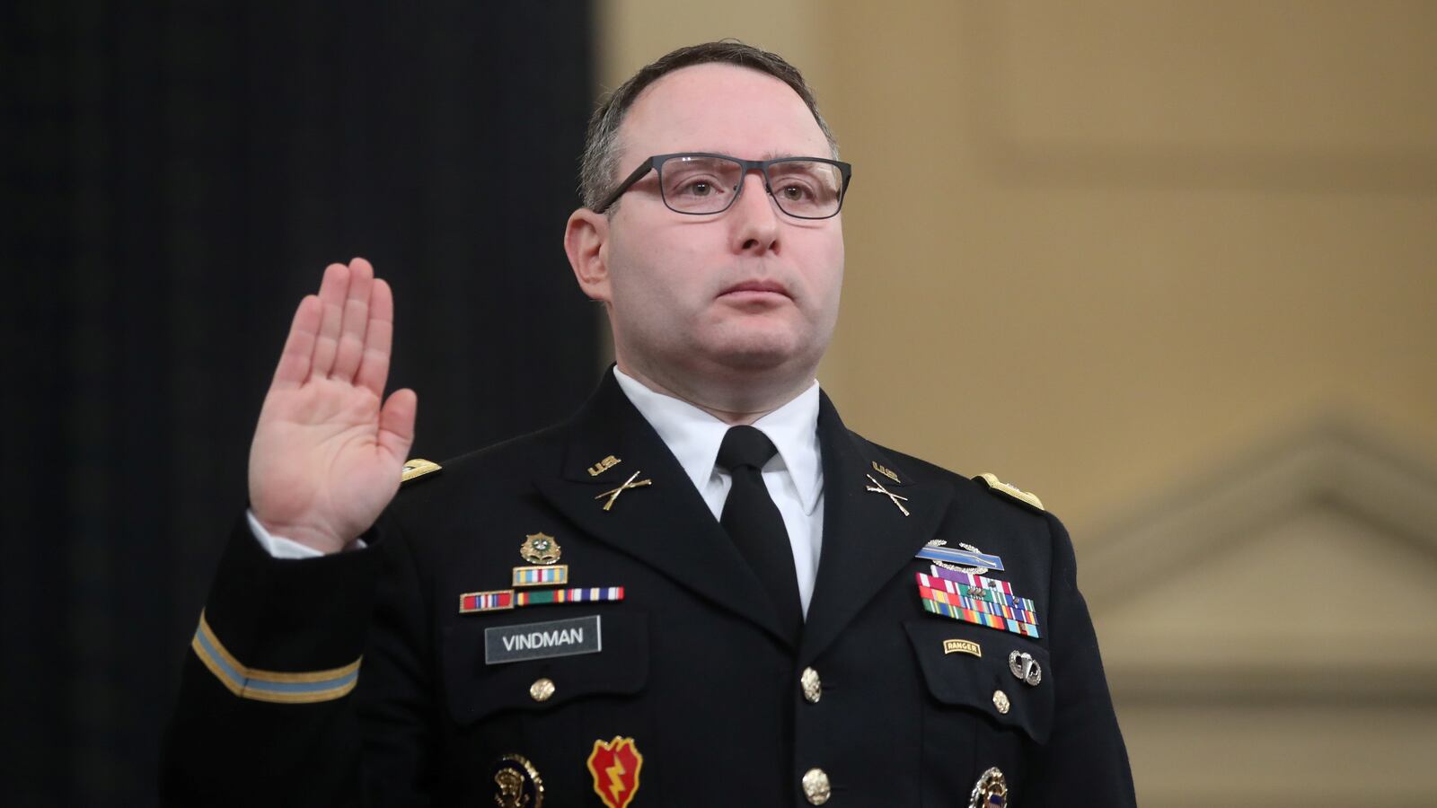 2019-11-19T143342Z_1694454038_RC2EED9H7NCU_RTRMADP_3_USA-TRUMP-IMPEACHMENT_xvky9y