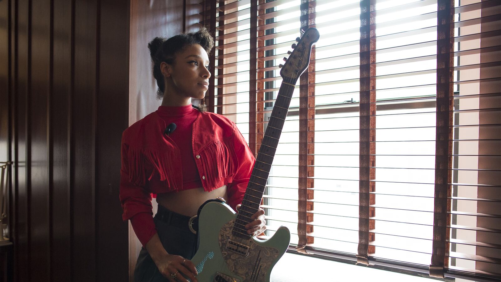 articles/2015/07/28/video-lianne-la-havas-s-unstoppable-guitar/150727-joiner-lianne-havas-tease_smefkn