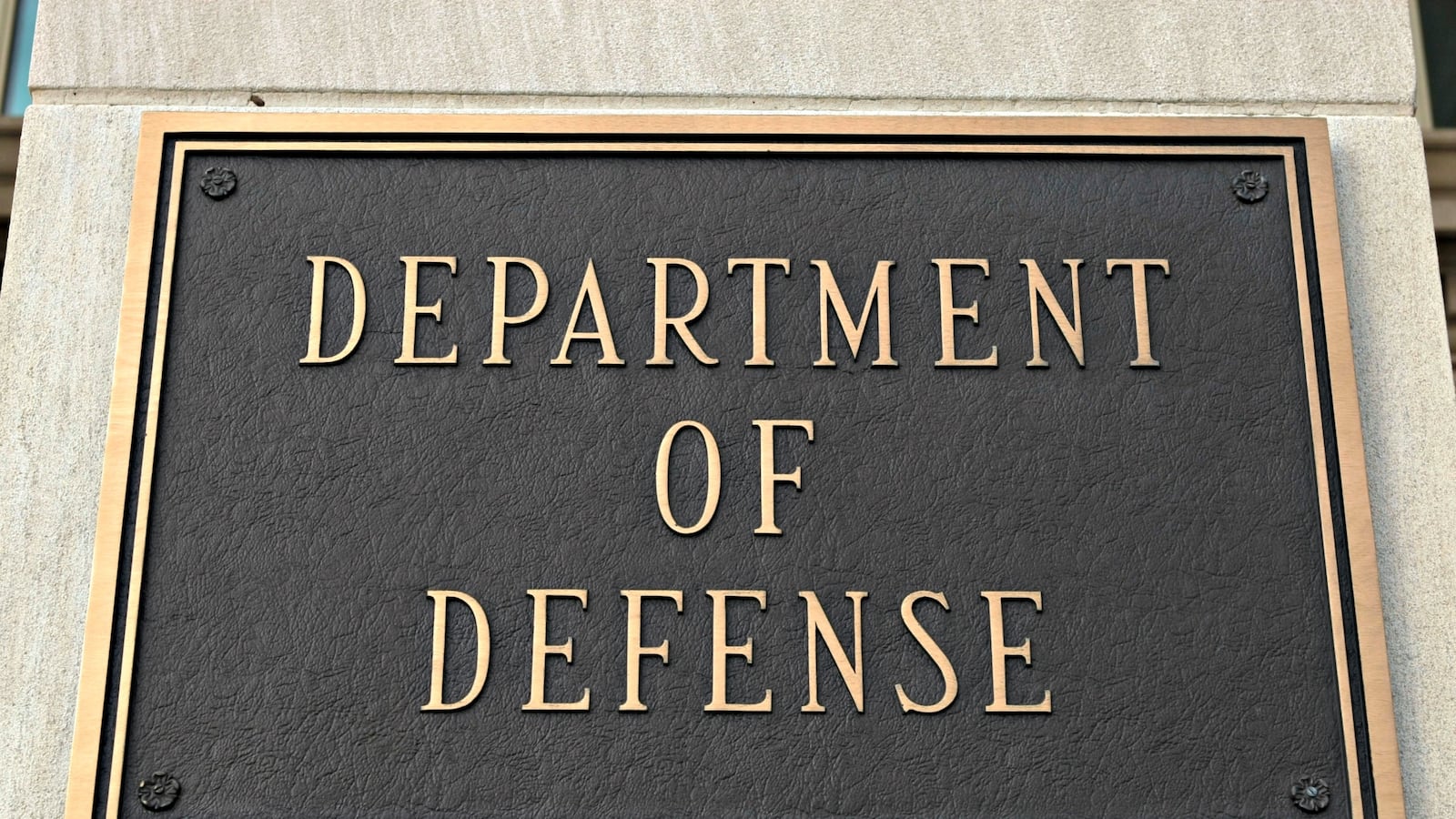 cheats/2016/06/30/pentagon-lifts-transgender-military-ban/160602-dept-defense-whitman-cheat_tffote