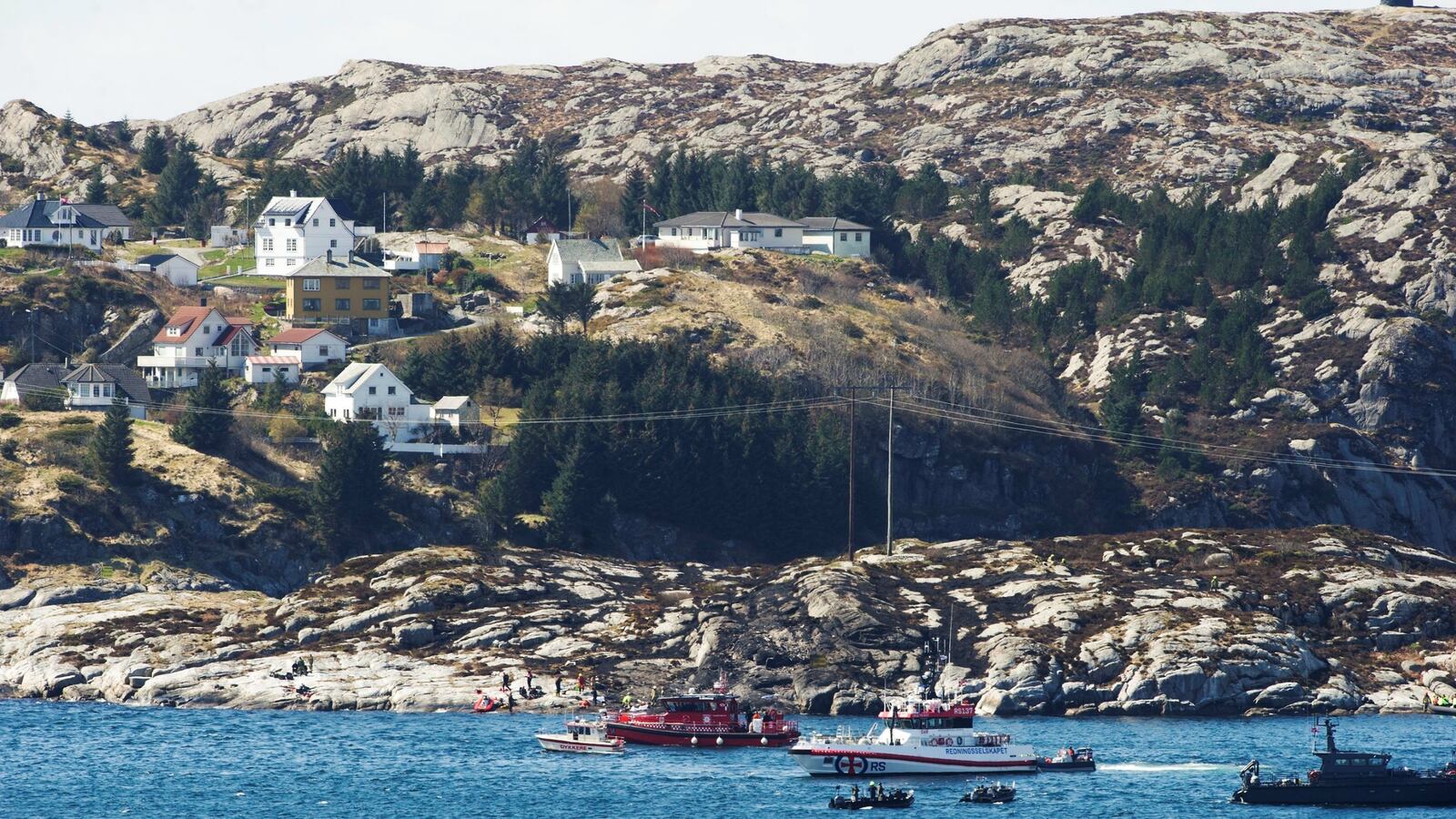 cheats/2016/04/29/13-dead-in-norwegian-helicopter-crash/160429-helicopter-crash-norway-cheat_vnb6uk