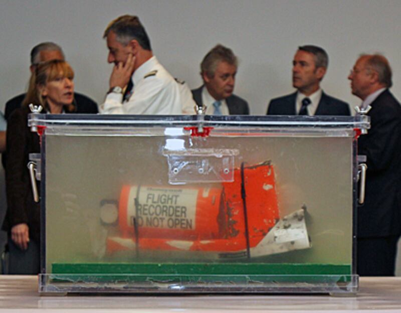 articles/2011/05/24/air-france-flight-447-crash-new-details/clive-flight-447-details_182802_q37krs