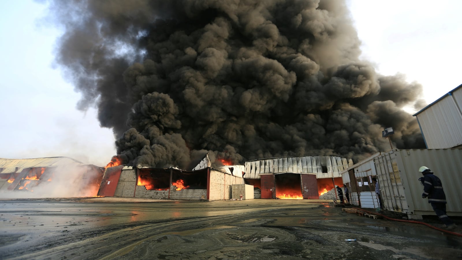 180331-yemen-un-food-fire-cheat_uyaf8t