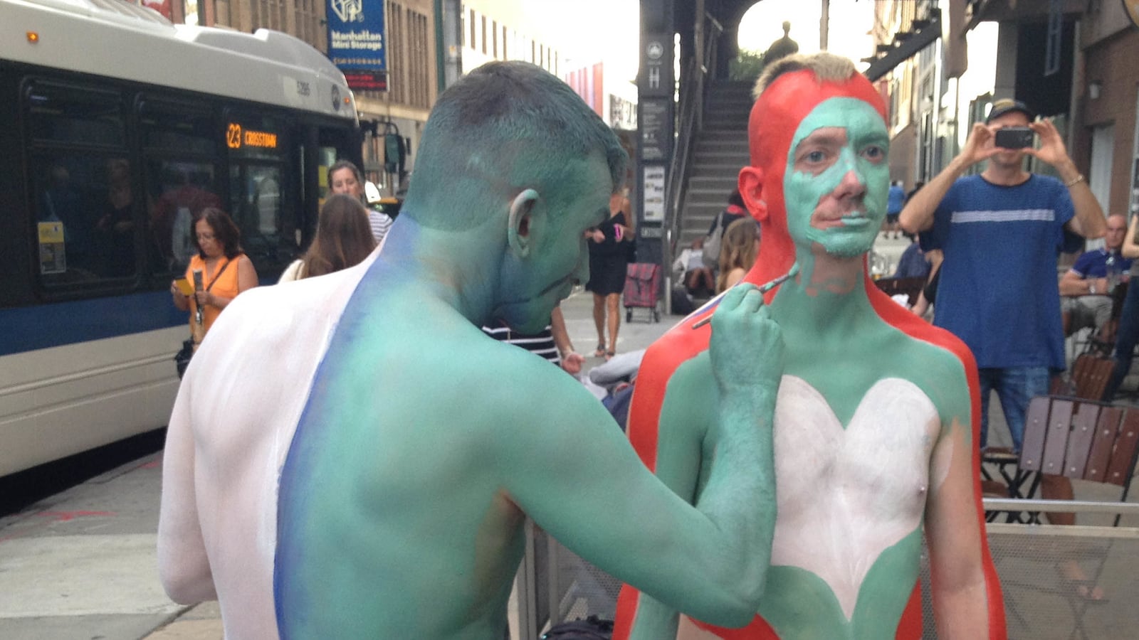 articles/2014/09/16/naked-on-a-new-york-street-for-art/140915-shire-photo-tease_cor8tq