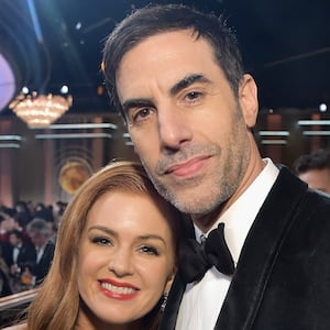 LOS ANGELES, CA - JANUARY 06: Isla Fisher (L) and Sacha Baron Cohen attend FIJI Water at the 76th Annual Golden Globe Awards on January 6, 2019 at the Beverly Hilton  in Los Angeles, California.