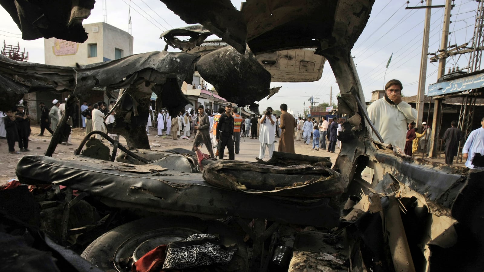 cheats/2013/04/14/pakistan-bus-bombing-kills-eight/130414-pakistan-bus-bombing-cheat_uzc7sk