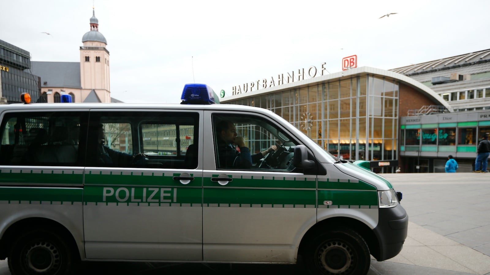 cheats/2016/01/05/1-000-men-coordinated-sexual-assault/160105-cheat-cologne_c4is5z