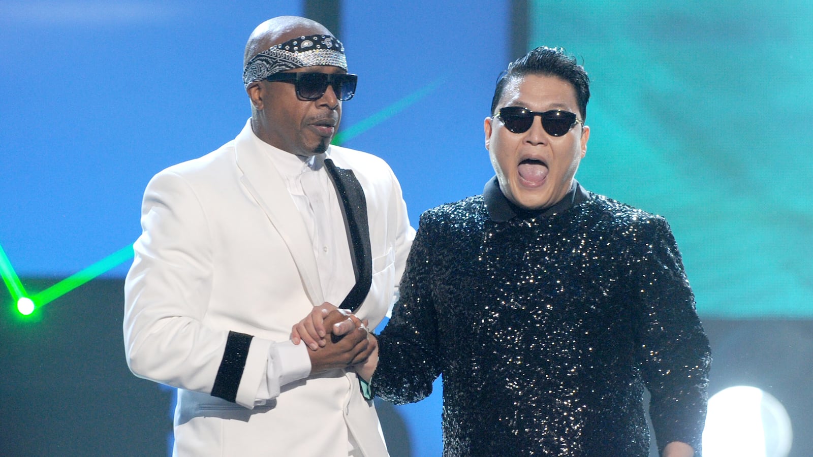 cheats/2012/11/19/mc-hammer-psy-gangnam-at-amas/mc-hammer-psy-gangnam-perform-ama-cheat_peus08