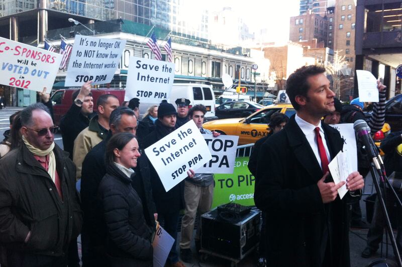 galleries/2012/01/18/anti-piracy-protest-photos/sopa-protest-4181_lirnuj