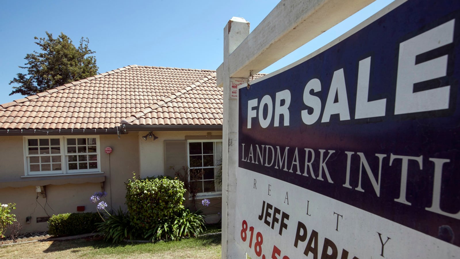 articles/2012/08/22/existing-home-sales-rise-in-july/existing-home-sales-up-gross_poqbi8