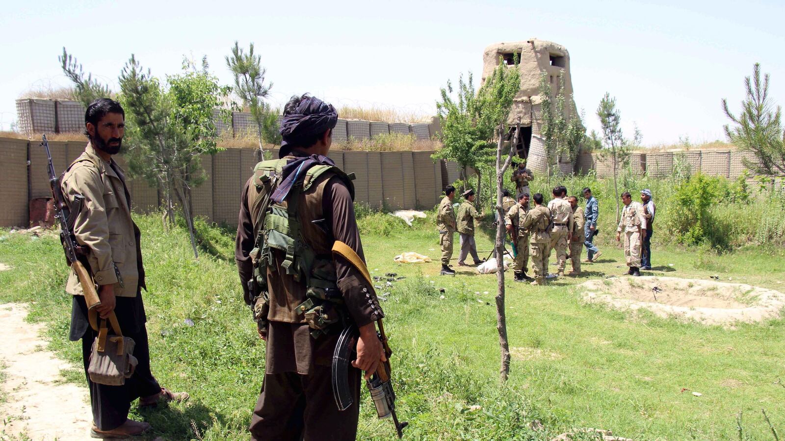 cheats/2015/05/25/taliban-bombs-afghan-government-compound/150525-taliban-cheat_buddai