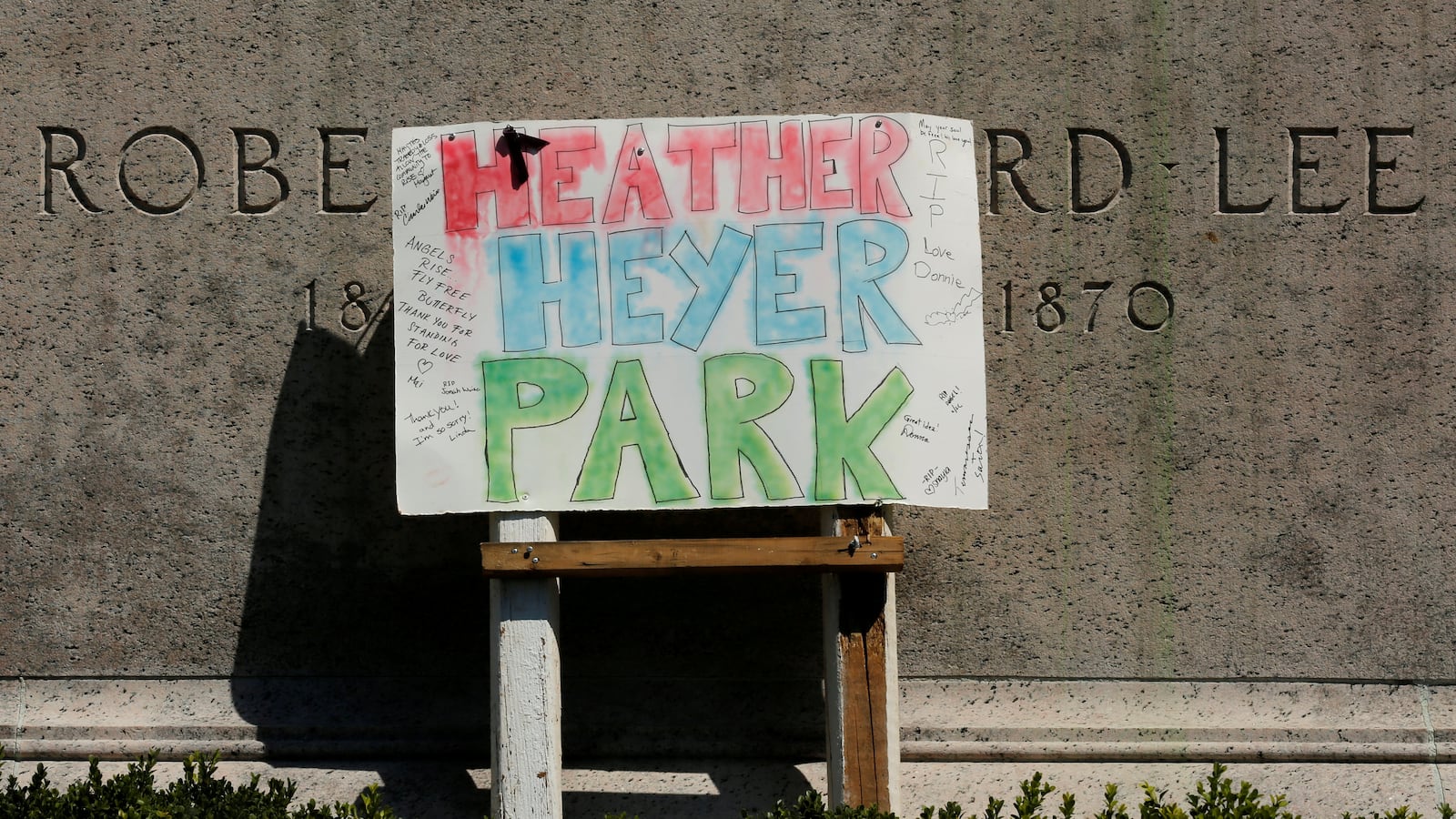 2017-08-19T004456Z_1991338976_RC1D2339DF20_RTRMADP_3_USA-PROTESTS-STATUES_bpgnis