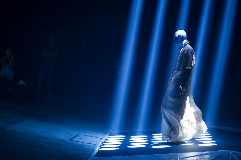 galleries/2012/07/02/men-s-fashion-week-in-paris-spring-2013-backstage-photos/paris-fashion-tachman-owens-383_bsczwo