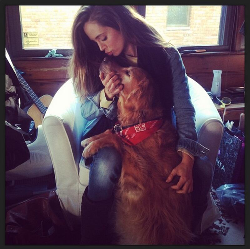 galleries/2013/11/16/kesha-lady-gaga-miley-cyrus-and-the-week-in-selfies-photos/131115-selfies-elizadushku_oang8z