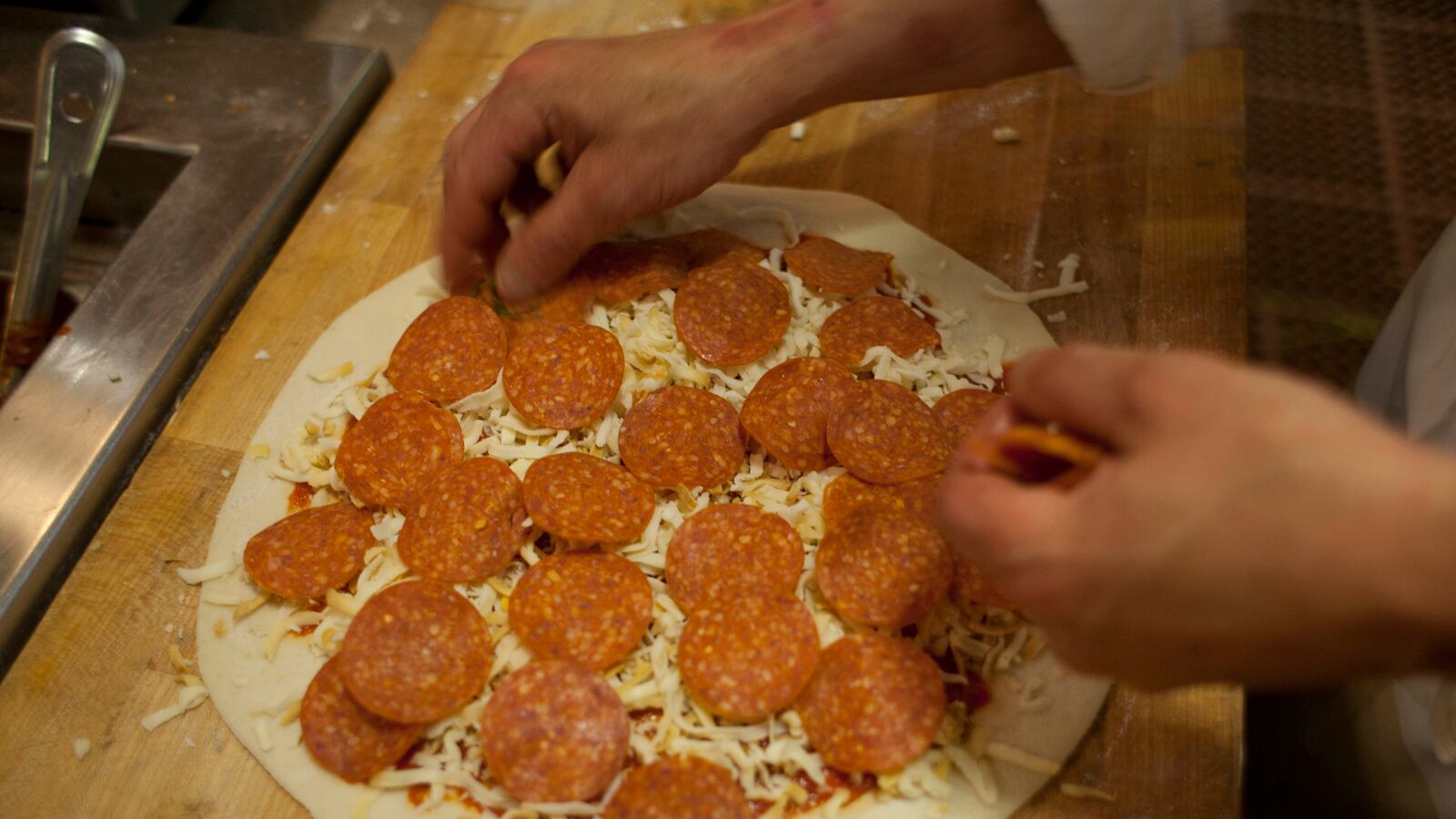 cheats/2013/02/19/pizza-shop-offers-gun-discount/130219-pizza-gun-discount-cheat_bqrxnx