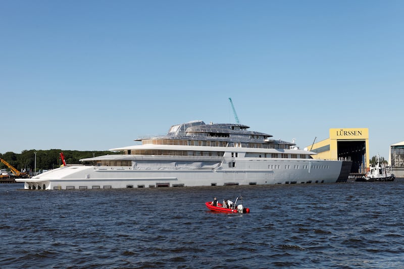 galleries/2013/04/09/azzam-airbus-380-more-of-the-world-s-largest-things-photos/130408-worlds-largest-yacht-azzam_vymwol