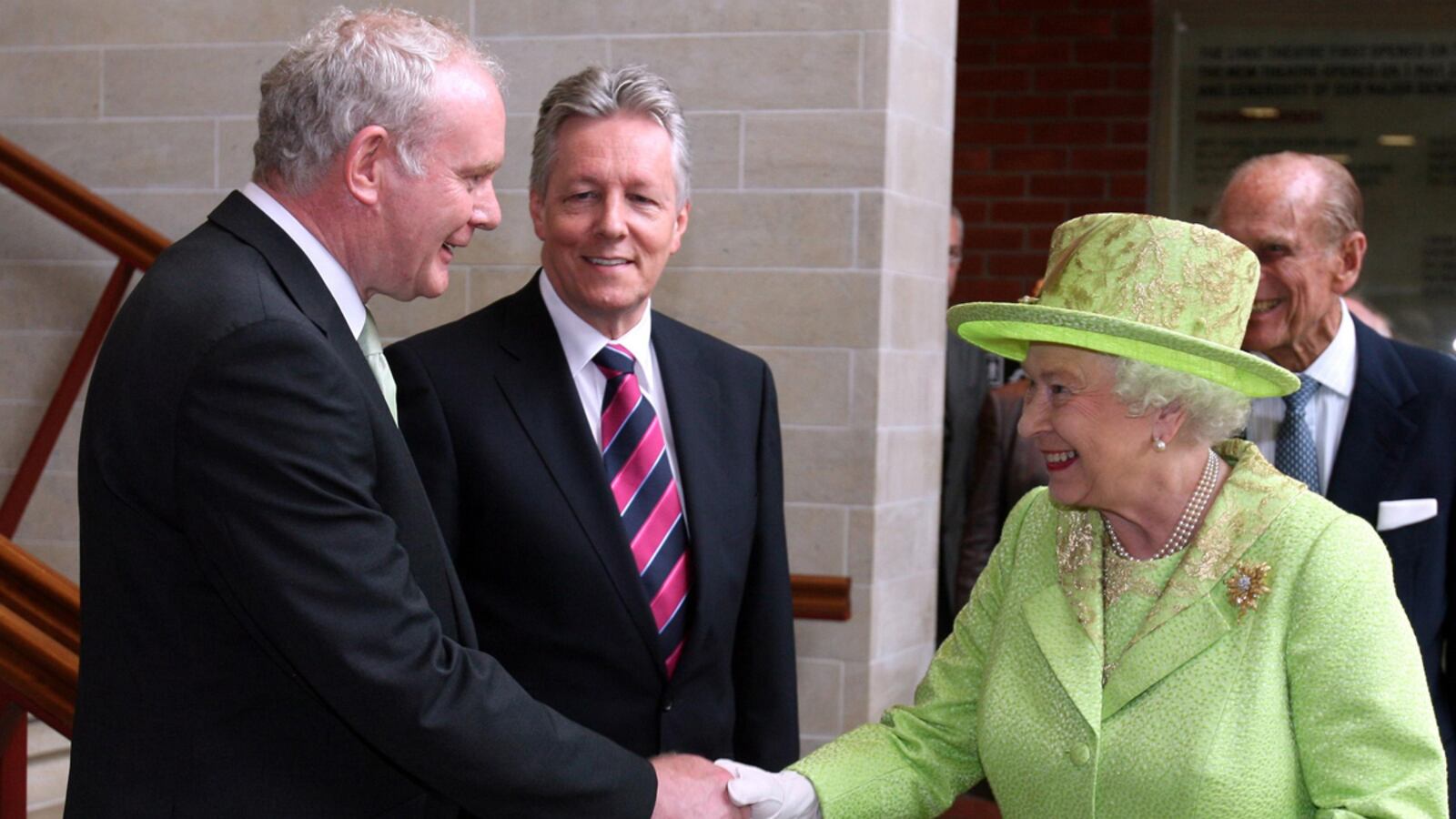 articles/2014/04/09/the-ira-and-the-queen/mcguinness-queen-shake-hands-sykes_wezgwe