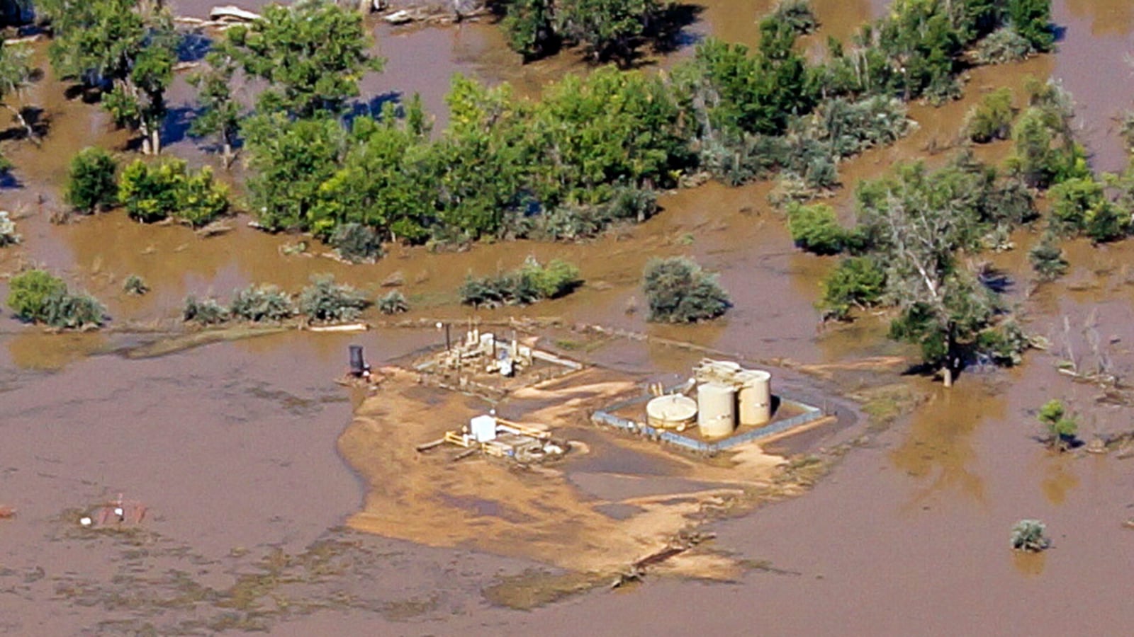 articles/2013/09/19/did-floods-cause-a-fracking-disaster-in-colorado/130919-colorado-flooding-oil-tease_qse8cn