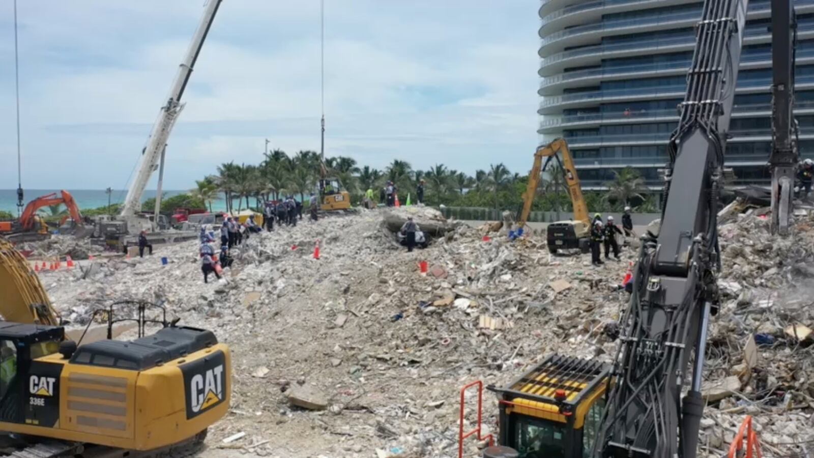 2021-07-06T020055Z_137394021_RC2QEO9G9GC7_RTRMADP_3_MIAMI-BUILDING_sqc52c