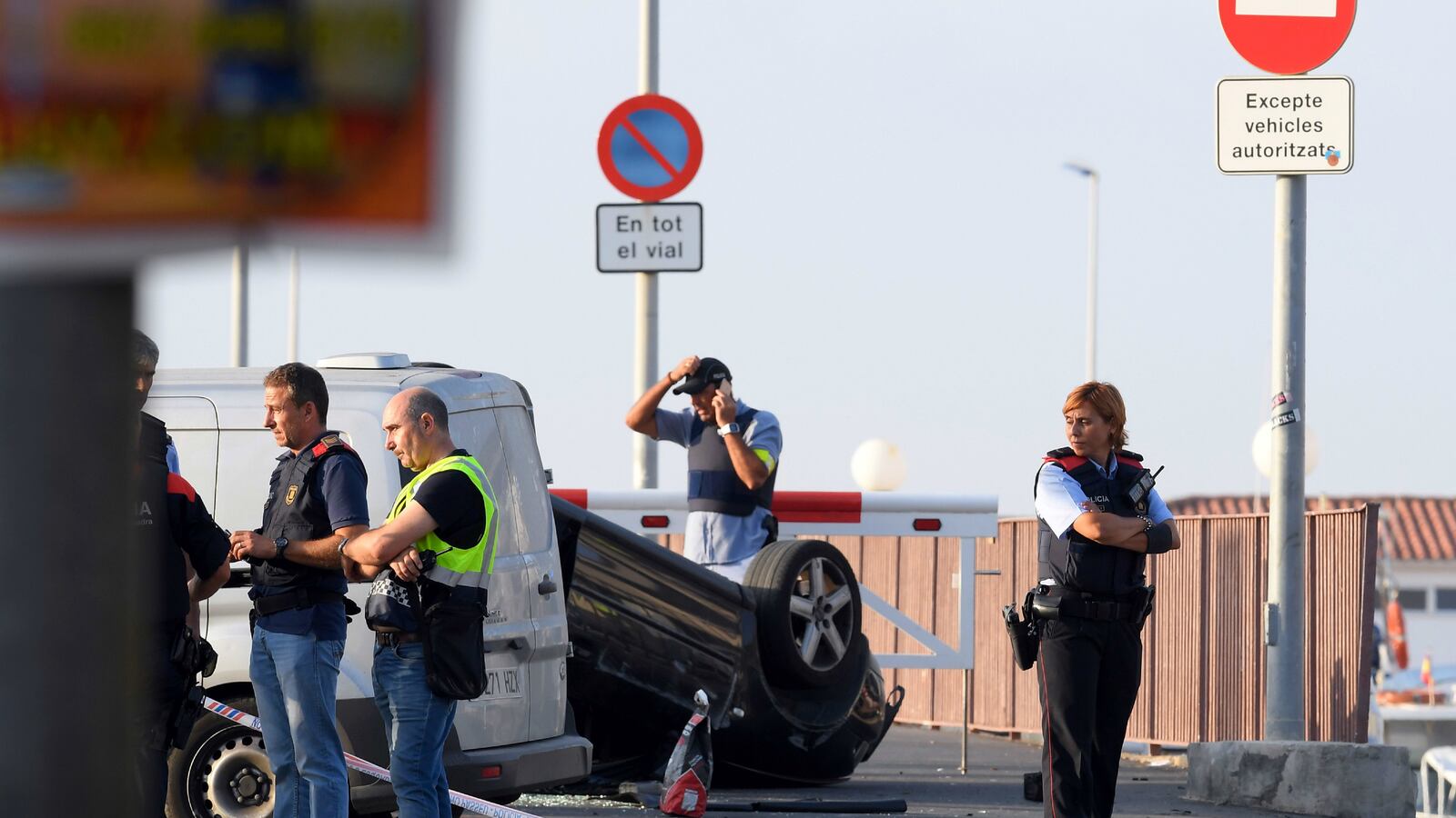 barcelona-terrorist-attack-police_bc0mj4