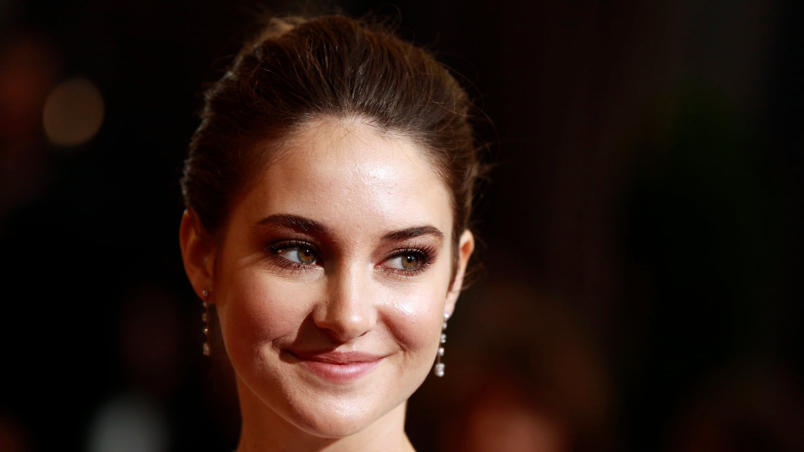 articles/2014/01/22/shailene-woodley-opens-up-about-coming-of-age-divergent-and-the-faults-in-our-world/140121-stern-woodley-tease_c6fyyl