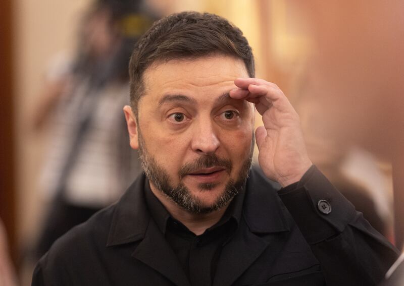 Volodimir Zelenski has been forced into a decision on the U.S. peace deal.