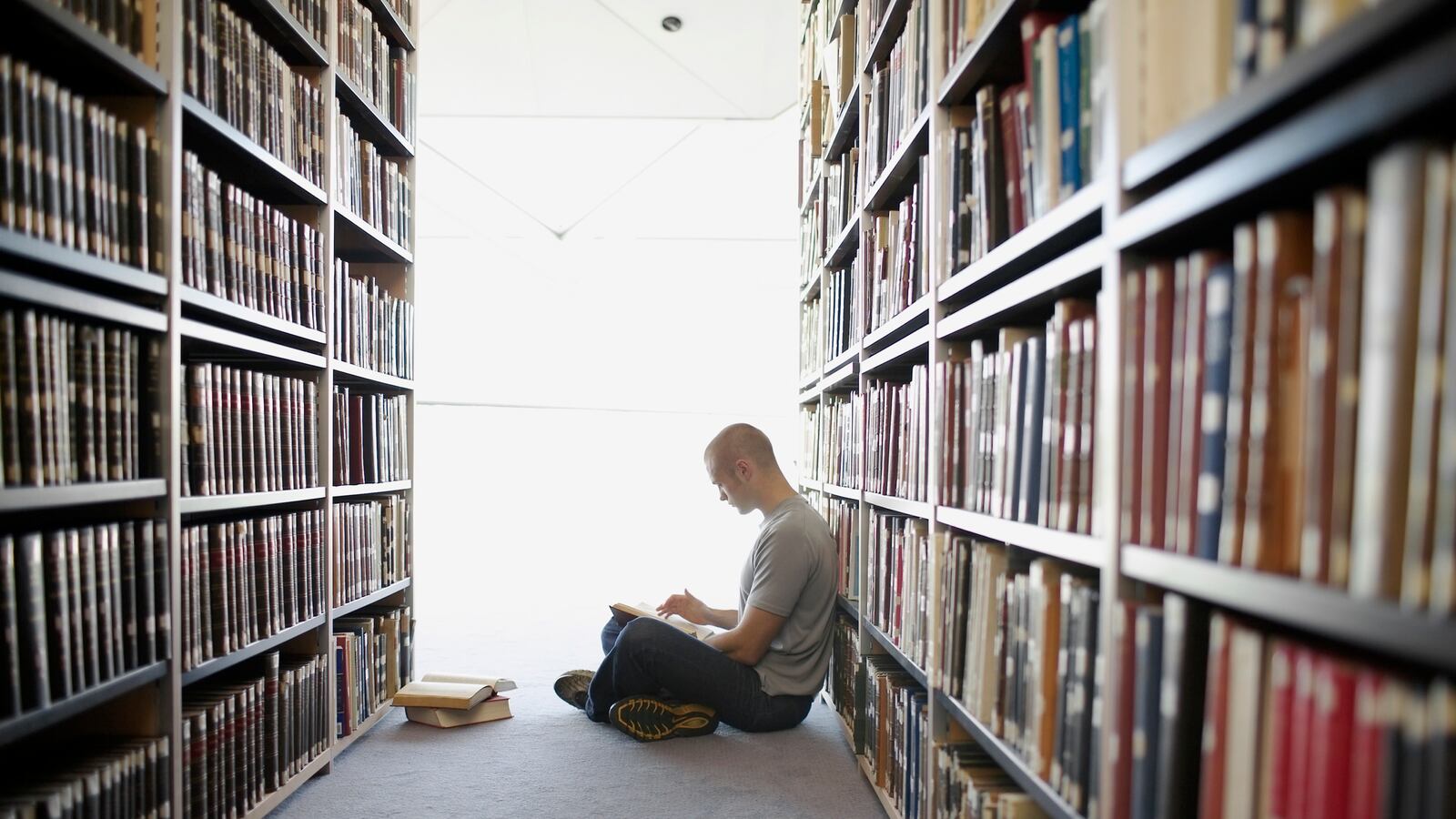 articles/2012/11/13/from-the-iraq-desert-to-the-campus-green-some-things-remain-the-same/student-veterans-buzzell_baer4v