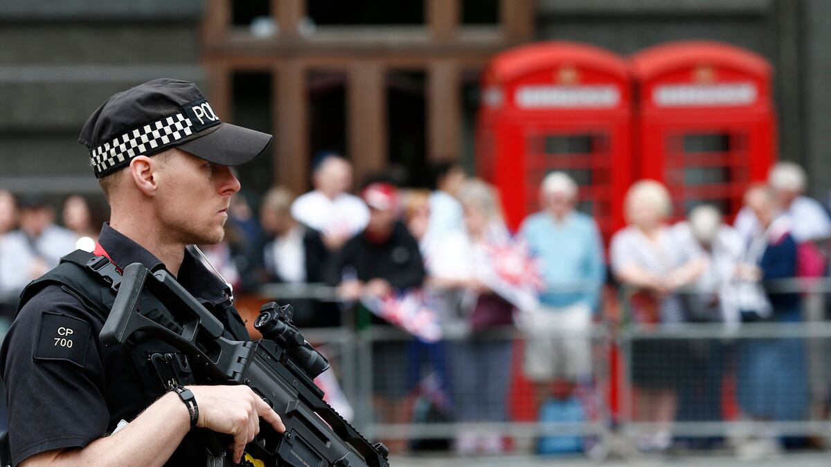 cheats/2016/08/03/london-police-add-heavily-armed-officers/160803-london-police-gear-cheat_hitlj2