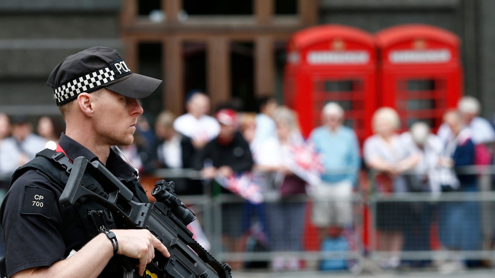 cheats/2016/08/03/london-police-add-heavily-armed-officers/160803-london-police-gear-cheat_hitlj2