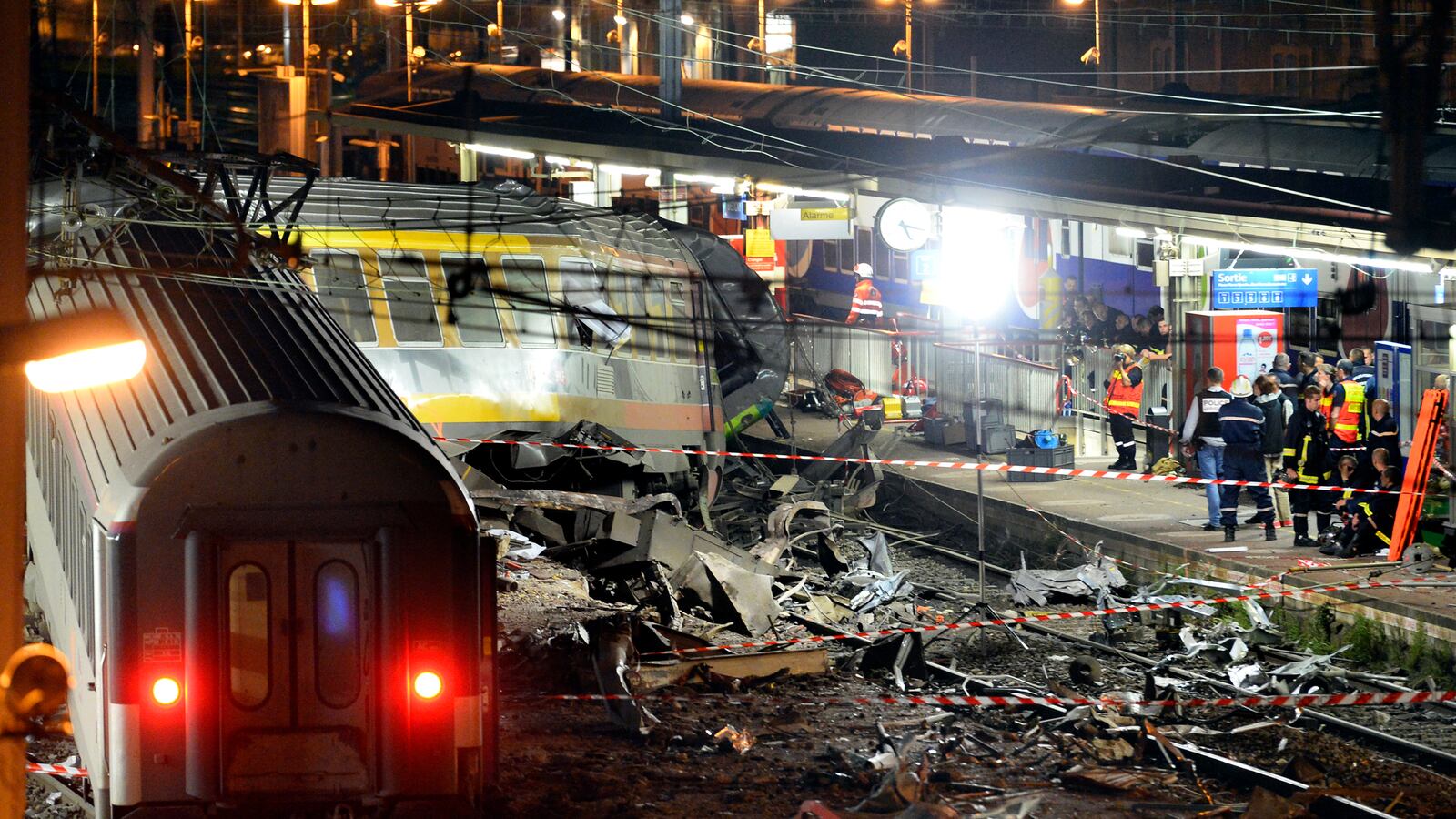 cheats/2013/07/13/track-flaw-derailed-french-train/130713-paris-train-cheat_wjyft3