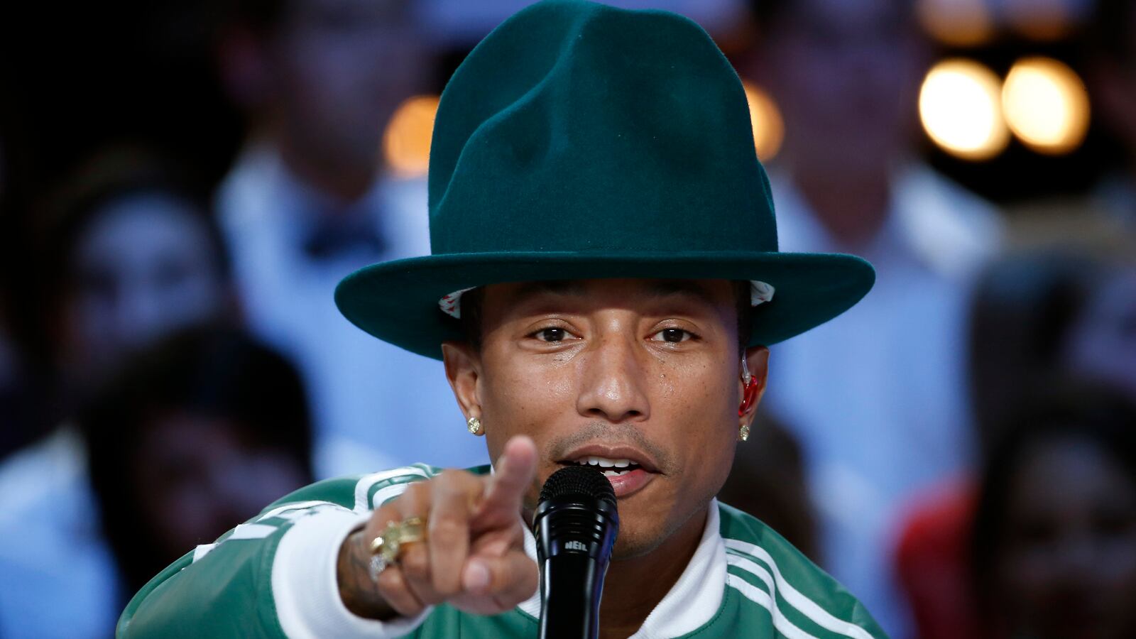 articles/2014/03/03/girl-review-pharrell-s-pleasant-unchallenging-dive-into-the-mainstream/140302-pharrell-album-tease_zhquoj