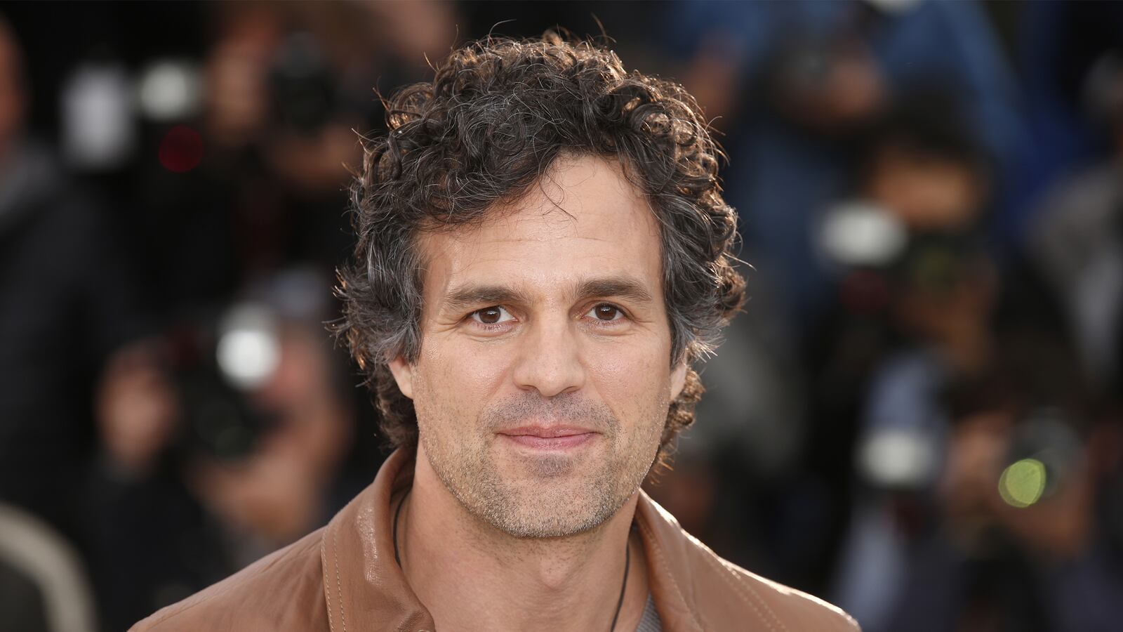 articles/2015/06/17/real-talk-with-mark-ruffalo-on-manic-depression-bernie-sanders-and-sexism/150616-stern-mark-ruffalo-tease_fhldps